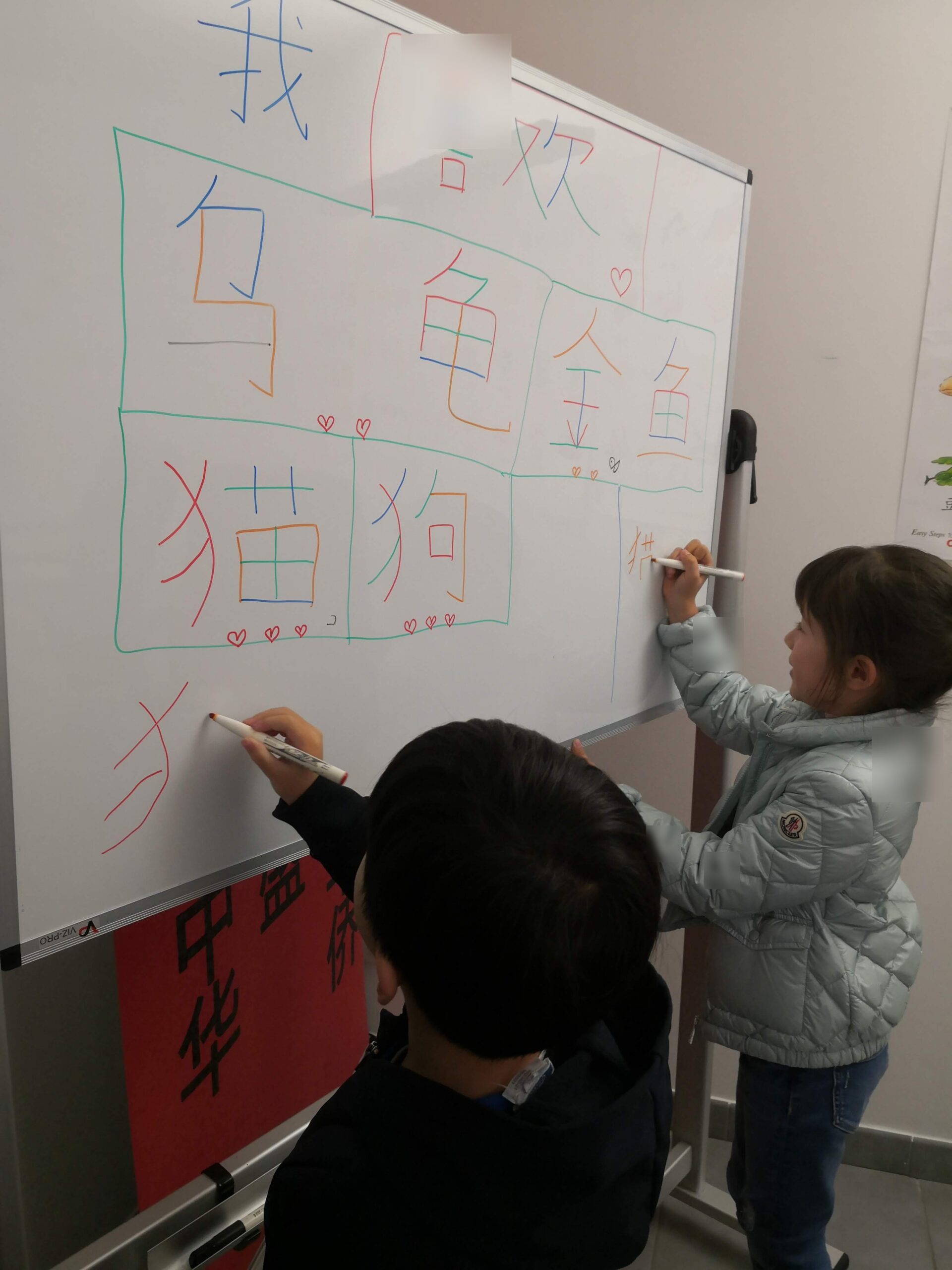 Enfants apprenant le chinois avec une activité ludique et des cartes pédagogiques